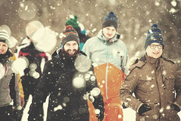 Grupo de jovens caminhando pela bela paisagem de inverno — Fotografia de Stock