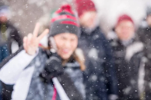 Abstraktní rozmazané fotografie mladé ženy v krásné zimní landsc — Stock fotografie