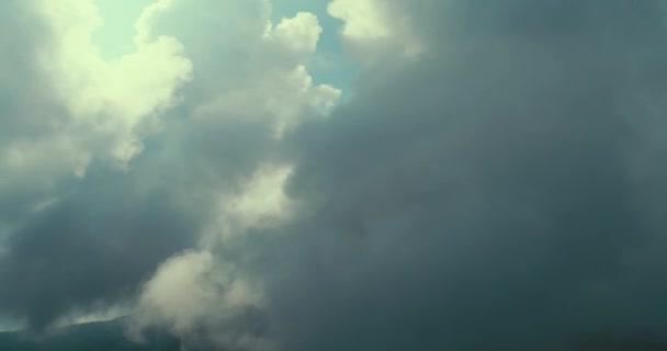 Воздушная Муха Над Облаками Голубым Небом Заднем Плане Прекрасный Солнечный — стоковое видео