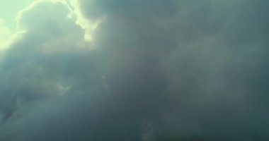 Bulutların üzerinde gökyüzü masmavi ve güzel güneşli bir günde uçuyor.