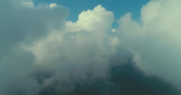 mouche aérienne au-dessus des nuages avec ciel bleu en backgroubnd par belle journée ensoleillée 