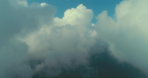 Mosca Aérea Acima Das Nuvens Com Céu Azul Backgroubnd Dia — Vídeo de Stock