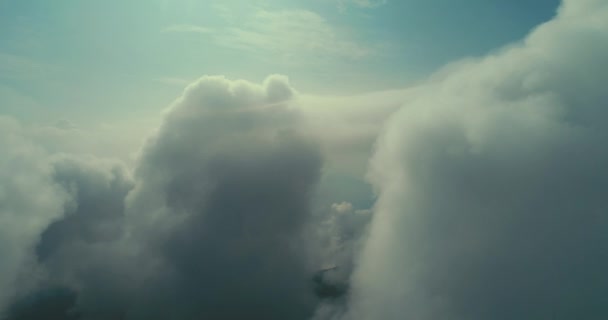 Mosca Aérea Por Encima Las Nubes Con Cielo Azul Backgroubnd — Vídeos de Stock