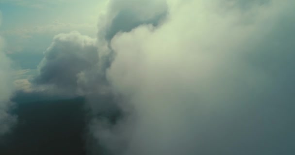 Mosca Aérea Acima Das Nuvens Com Céu Azul Backgroubnd Dia — Vídeo de Stock