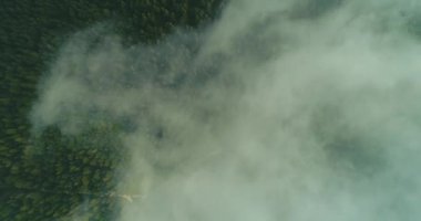 Bulutların üzerinde gökyüzü masmavi ve güzel güneşli bir günde uçuyor.