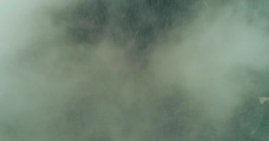 Bulutların üzerinde gökyüzü masmavi ve güzel güneşli bir günde uçuyor.