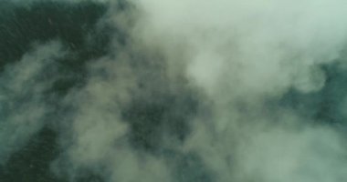 Bulutların üzerinde gökyüzü masmavi ve güzel güneşli bir günde uçuyor.