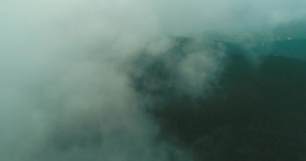 Повітря Літає Над Хмарами Блакитним Небом Задньому Плані Красивий Сонячний — стокове відео