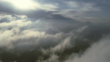 Bulutların üzerinde gökyüzü masmavi ve güzel güneşli bir günde uçuyor.