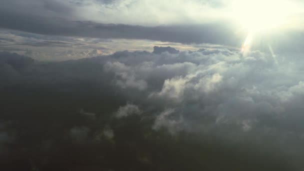 Повітря Літає Над Хмарами Блакитним Небом Задньому Плані Красивий Сонячний — стокове відео