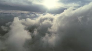 Bulutların üzerinde gökyüzü masmavi ve güzel güneşli bir günde uçuyor.