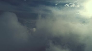 Bulutların üzerinde gökyüzü masmavi ve güzel güneşli bir günde uçuyor.