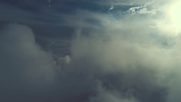 Udara Terbang Atas Awan Dengan Langit Biru Backgroubnd Pada Hari — Stok Video