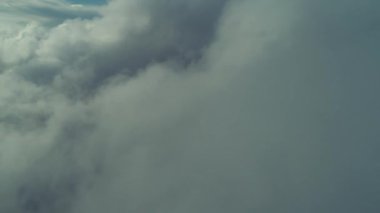 Bulutların üzerinde gökyüzü masmavi ve güzel güneşli bir günde uçuyor.