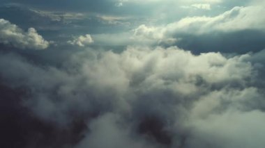 Bulutların üzerinde gökyüzü masmavi ve güzel güneşli bir günde uçuyor.