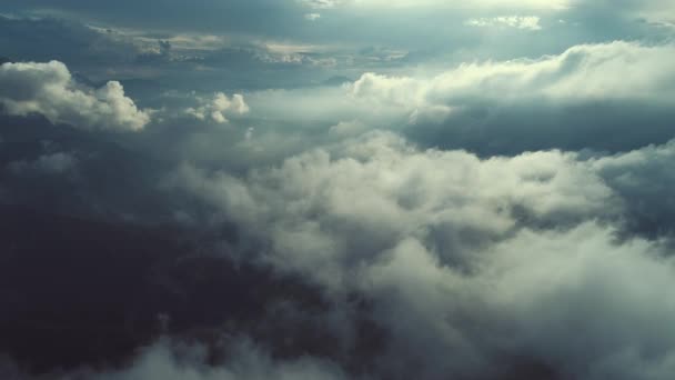 Légi Légy Felhők Felett Kék Backgroubnd Gyönyörű Napsütéses Napon — Stock videók
