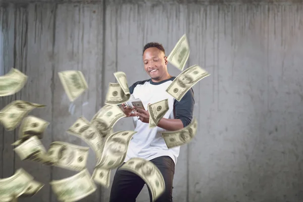 Černý podnikatel, který dělá déšť peněz — Stock fotografie