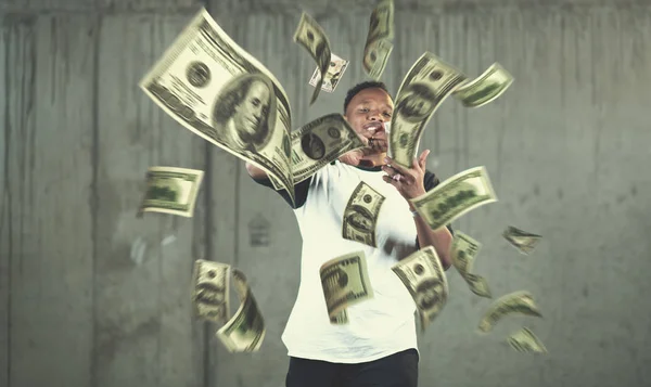 Homem de negócios negro fazendo a chuva de dinheiro — Fotografia de Stock
