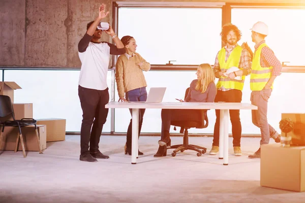 Grupo de empresarios multiétnicos en obra — Foto de Stock