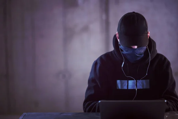 Hacker di talento utilizzando il computer portatile mentre si lavora in offi scuro — Foto Stock