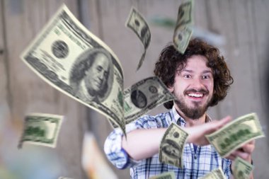 para yağmuru yapan işadamı