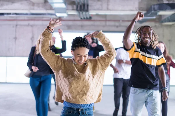 Mladí multietničtí podnikatelé tančí v nedokončeném startu — Stock fotografie