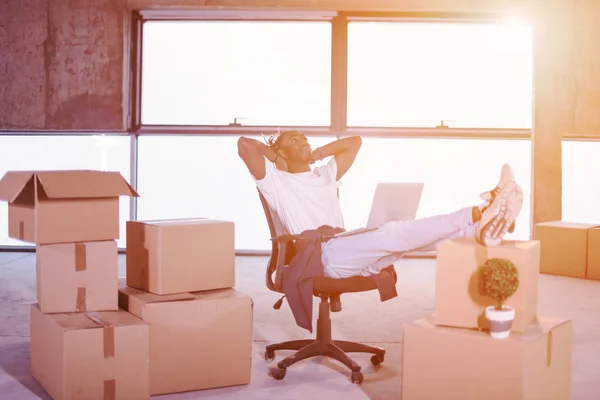 Jovem preto casual empresário tendo um intervalo na construção si — Fotografia de Stock