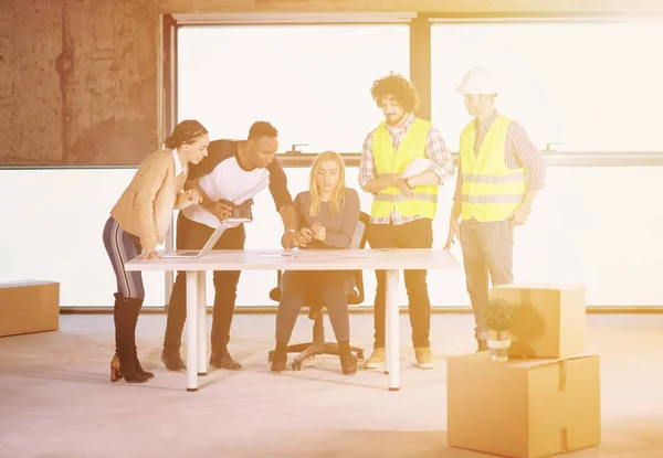 Groep multi-etnische zakenmensen op bouwplaats — Stockfoto