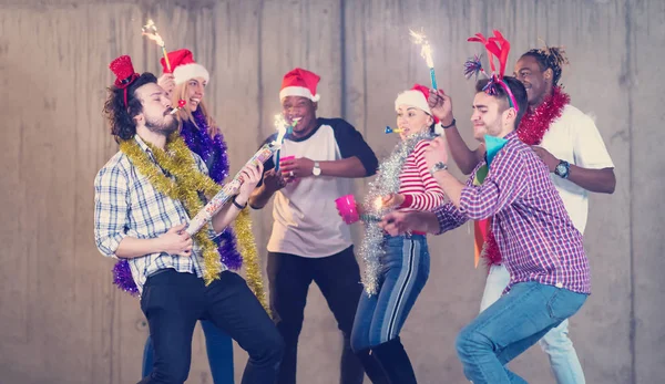 Grupo multiétnico de empresarios casuales bailando con chispa — Foto de Stock