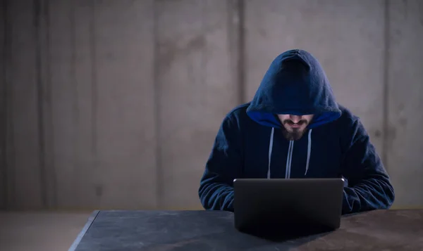 Talentierte Hacker mit Laptop-Computer bei der Arbeit in dunklen offi — Stockfoto