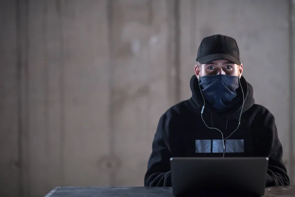 Hacker di talento utilizzando il computer portatile mentre si lavora in offi scuro — Foto Stock