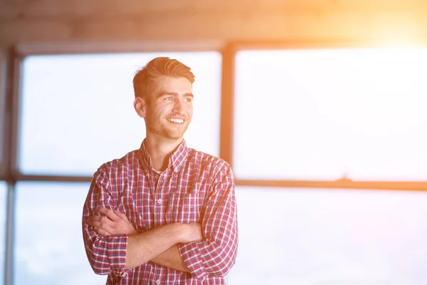 Porträt eines jungen Gelegenheitsunternehmers auf der Baustelle — Stockfoto