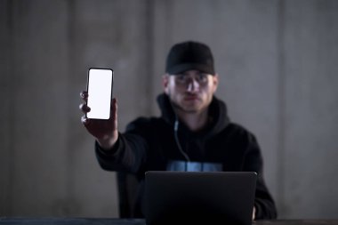 karanlık offi çalışırken dizüstü bilgisayar kullanarak suç hacker