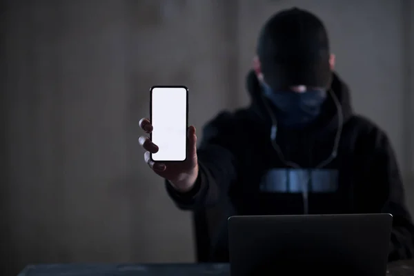 Karanlık offi çalışırken dizüstü bilgisayar kullanarak suç hacker — Stok fotoğraf
