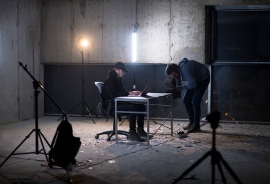 Karanlıkta çalışırken yetenekli hacker kaydediliyor