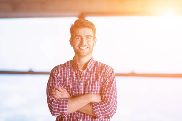 Retrato de jovem empresário casual no canteiro de obras — Fotografia de Stock