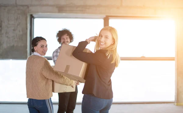 Equipe de negócios transportando caixas de papelão — Fotografia de Stock