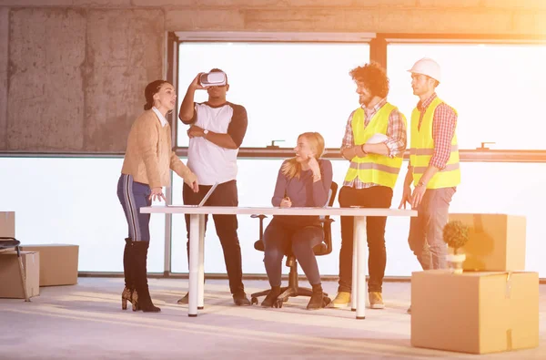 Gruppe multiethnischer Geschäftsleute auf Baustelle — Stockfoto