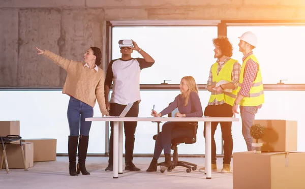 Gruppe multiethnischer Geschäftsleute auf Baustelle — Stockfoto