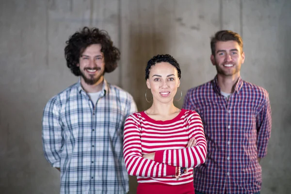 Ritratto di un team di lavoro informale davanti a un muro di cemento — Foto Stock