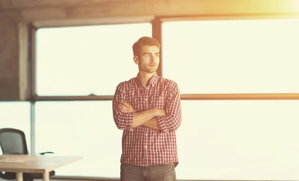 Retrato de un joven hombre de negocios casual en la obra —  Fotos de Stock