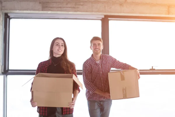 Team di lavoro che trasporta scatole di cartone — Foto Stock