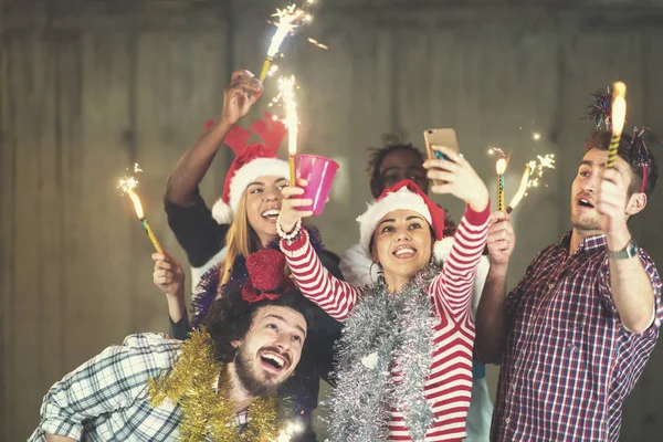 Multietnisk grupp av avslappnade affärspersoner som tar Selfie under — Stockfoto