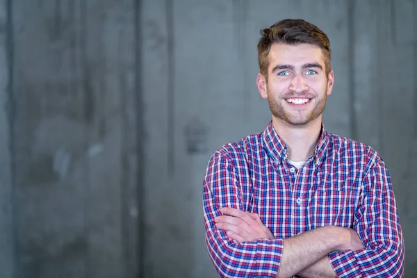 Portret van casual zakenman voor een betonnen muur — Stockfoto