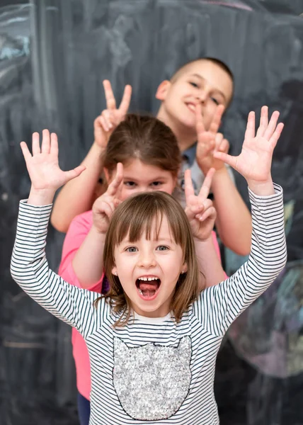 Groep kinderen die voor het schoolbord staan — Stockfoto