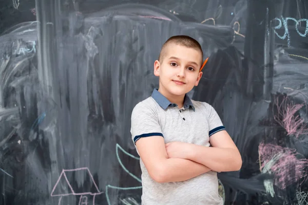 Retrato de niño frente a pizarra —  Fotos de Stock