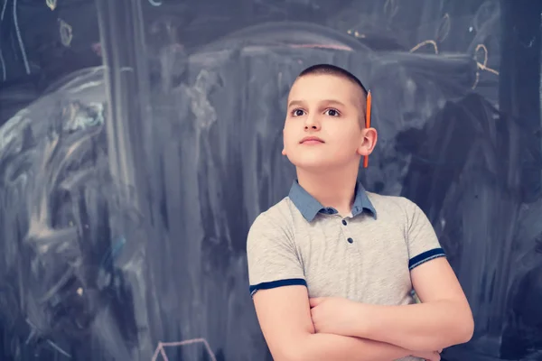 Retrato de niño frente a pizarra — Foto de Stock