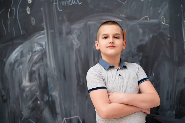 Portret van jongetje voor schoolbord — Stockfoto