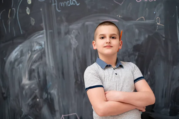 Retrato de niño frente a pizarra — Foto de Stock