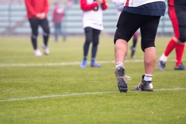 Amerikalı futbolcuların ısınma turlarına yaklaşıyoruz.